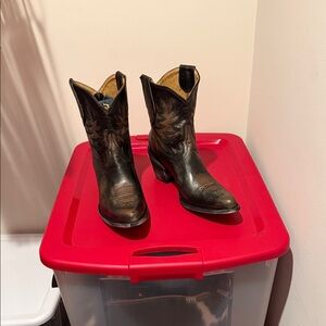 Idyllwind wheels brown and black boots